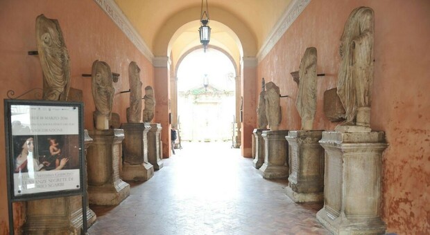 L'ingresso del palazzo comunale di Osimo