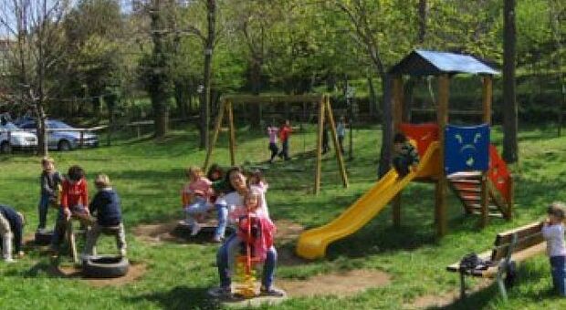 Bambini giocano in un parco, foto d'archivio