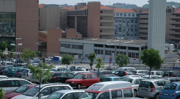 Una raffica di black out manda il tilt l'ospedale di Torrette: code e visite rinviate