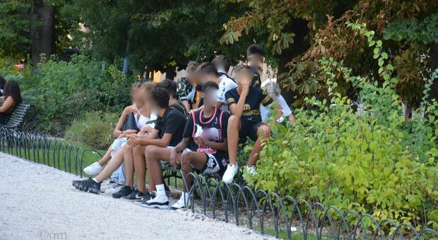 Una delle baby gang in piazza Cavour