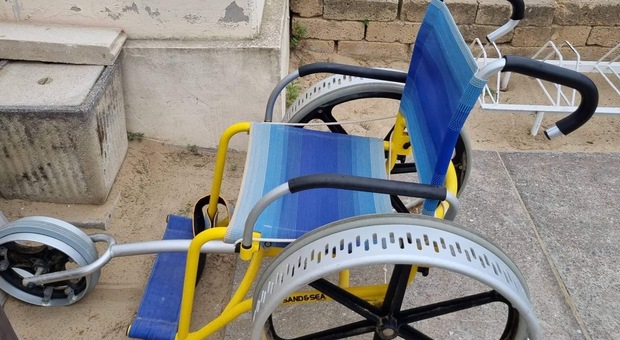 Ladri senza cuore rubano la sedia a rotelle per portare in spiaggia i disabili