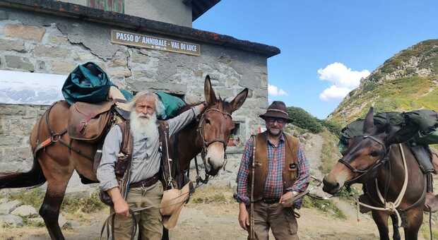 Dagli Appennini alle Alpi, il viaggio di Paolo e Peppe in groppa al mulo
