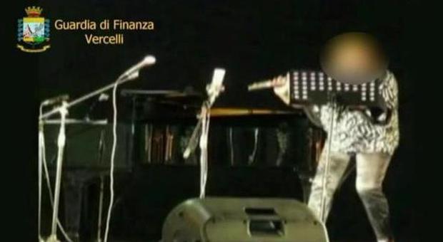 Vercelli, prof in malattia da 4 anni organizzava concerti: denunciata