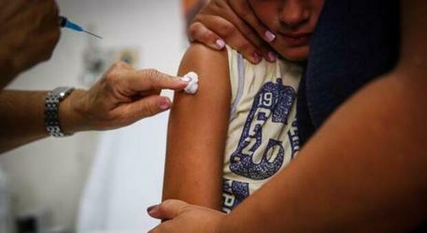 Continuano a crescere i contagi nelle scuole: ora i genitori si dividono sui vaccini agli under 12