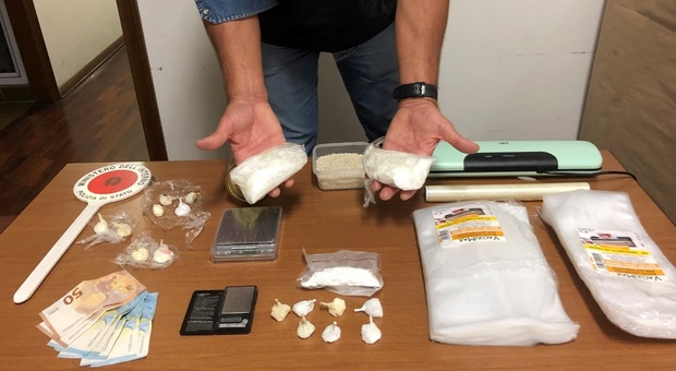 Pendolare dalla Romagna a Pesaro per spacciare 15mila euro di cocaina a settimana: albanese arrestato