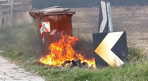 La scena che si ripete: ancora a fuoco i cassonetti dei rifiuti a Potenza Picena