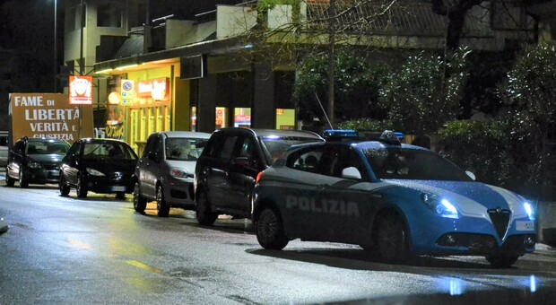 La polizia durante i controlli a Senigallia