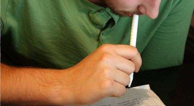 «Non respiro»: tappo della penna in gola, studente rischia di soffocare