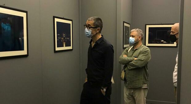 Romeo Castellucci mentre visita la mostra fotografica alle Muse sui suoi spettacoli con Socìetas Raffaello Sanzio