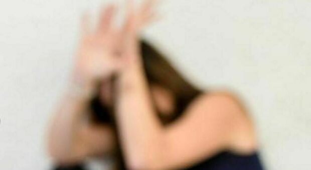 Molesta e tocca il seno all'alunna 11enne: arrestato un prof di scuola media