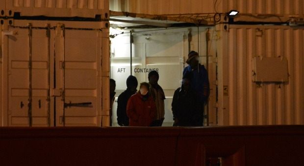 Un apposito protocollo sanitario prima del "lungo" sbarco: così i 37 migranti sono arrivati nel porto di Ancona. Ecco dove sono diretti