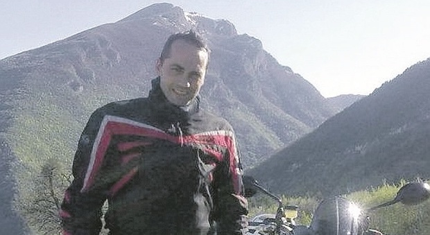 Folignano, rovinosa caduta in moto: Gianni muore a 44 anni durante i soccorsi