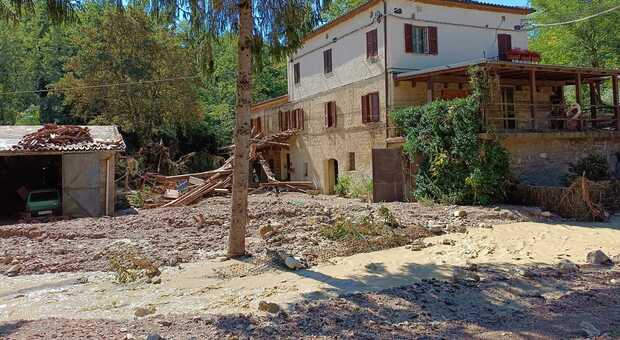 Molino devastato dall acqua a Sassoferrato, Adelaide racconta i momenti di terrore: «Viva grazie al vicino»