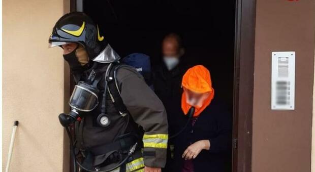 Incendio in una palazzina a Civitanova, evacuato l'edificio: una persona in ospedale