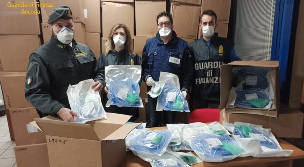 Coronavirus, maxi-sequestro di respiratori per terapia intensiva al porto di Ancona. Un imprenditore milanese voleva esportarli, denunciato