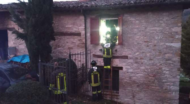 L'intervento dei vigili del fuoco nella casa di Rocca Varano a Camerino