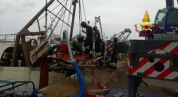 Peschereccio affondato a Porto San Giorgio, il video del recupero (molto complicato) da parte dei vigili del fuoco