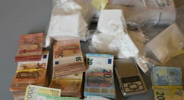 Sequestrati oltre 800 grammi di sostanze stupefacenti, tra hashish e marijuana, arrestato un 25enne