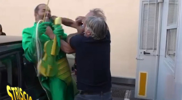 Max Laudadio e cameraman aggrediti: pugni e bastonate a Varese per l'inviato di Striscia la Notizia (immagini Mediaset)