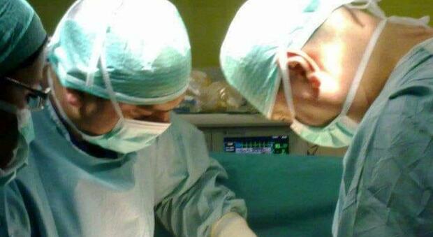 I ginecologi in sala operatoria: una donna ha partorito per la settima volta con un taglio cesareo