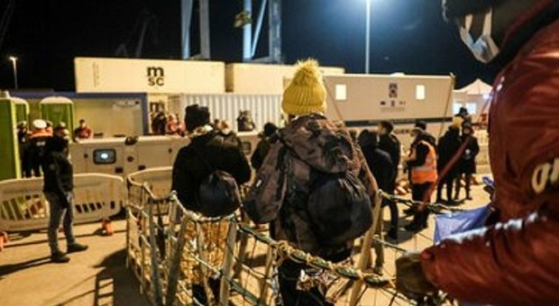 Buttati via vestiti e coperte dei migranti costretti a dormire al porto di Ancona: l'appello di "Dipende da noi" alla sindaca Mancinelli. Nella foto i migranti sbarcati ad Ancona, foto non riconducibile all'articolo