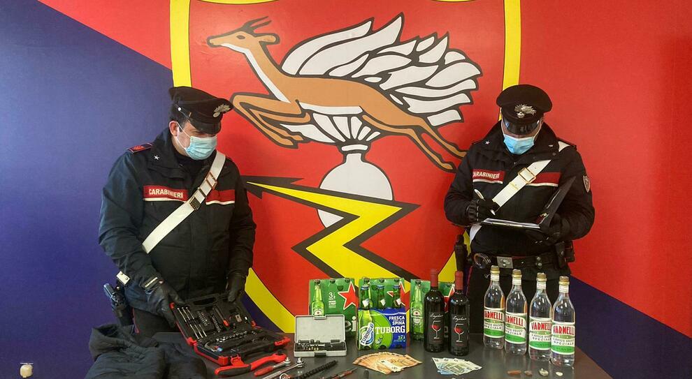 Ruba superalcolici in un supermercato del Piano, romeno denunciato dai  carabinieri