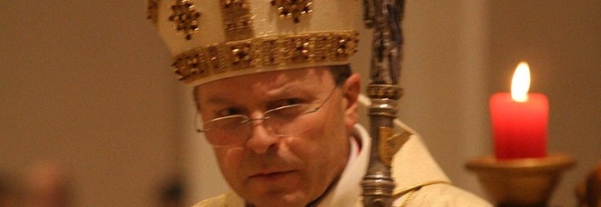 Frustata del vescovo contro
le ipocrisie dei cristiani:
«Tanti devoti, pochi credenti»