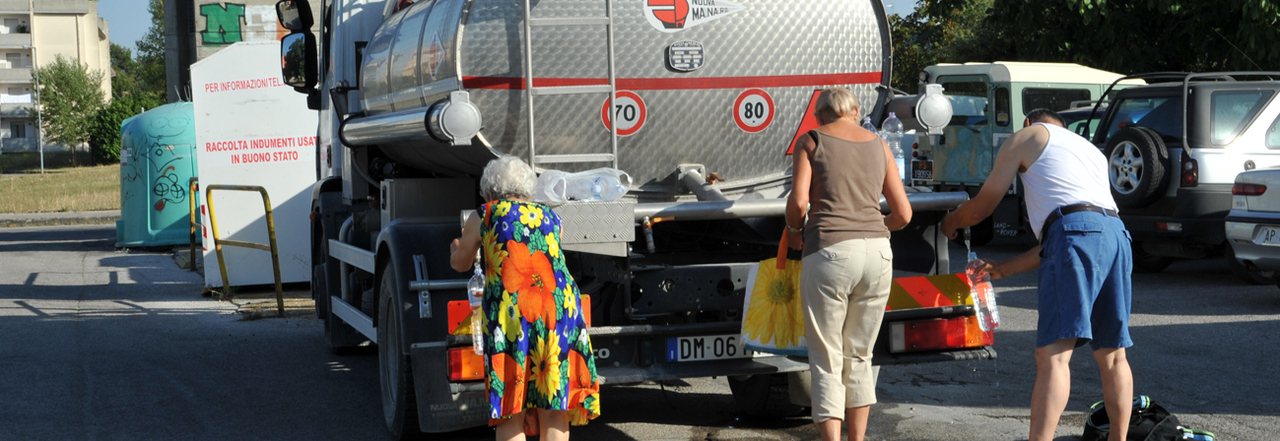 Emergenza idrica a Pesaro, le autobotti fanno la spola per rifornire d'acqua 28 Comuni