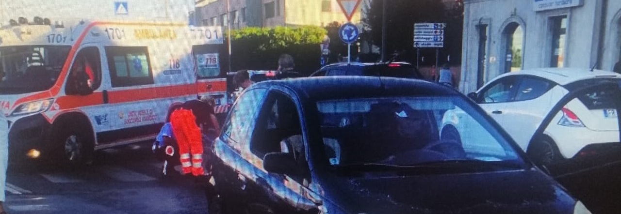 Travolti da un'auto mentre attraversano sulle strisce a Fano: madre e figlio all'ospedale